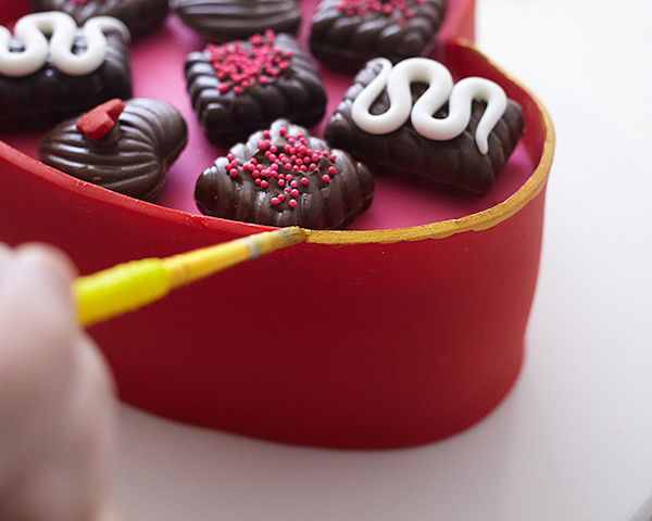 How to make a Valentine's Chocolate Candy Box Cake | by Cakegirls on TheCakeBlog.com