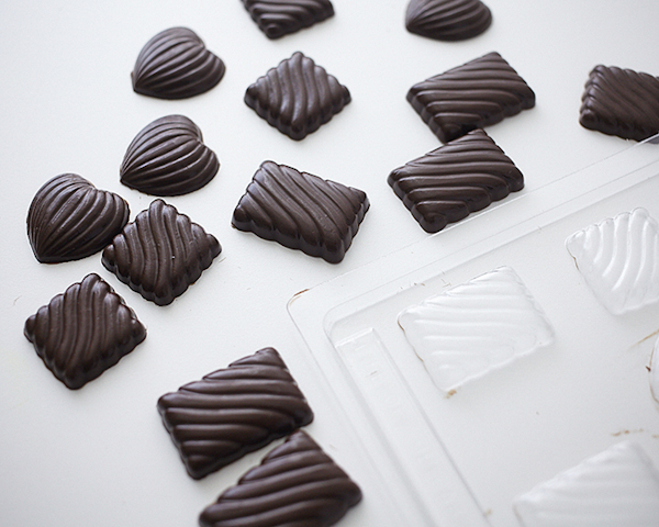 How to make a Valentine's Chocolate Candy Box Cake | by Cakegirls on TheCakeBlog.com