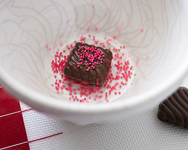 How to make a Valentine's Chocolate Candy Box Cake | by Cakegirls on TheCakeBlog.com