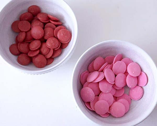 XOXO Valentine's Day Cake - how to make a pink ombre striped cake decorated with chocolate lips, hearts and an XOXO topper | by Cakegirls for TheCakeBlog.com